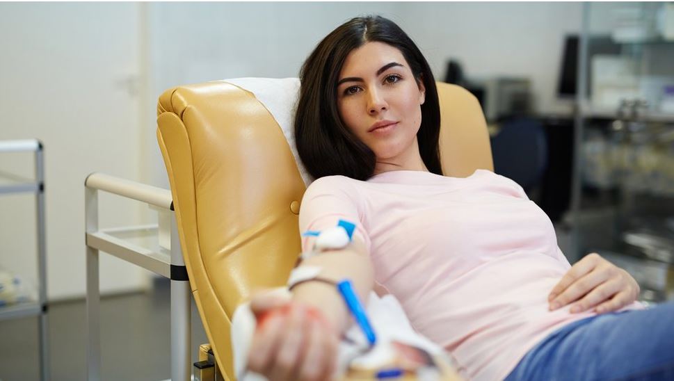 Los peligros de las terapias con plasma que están de moda en Estados Unidos