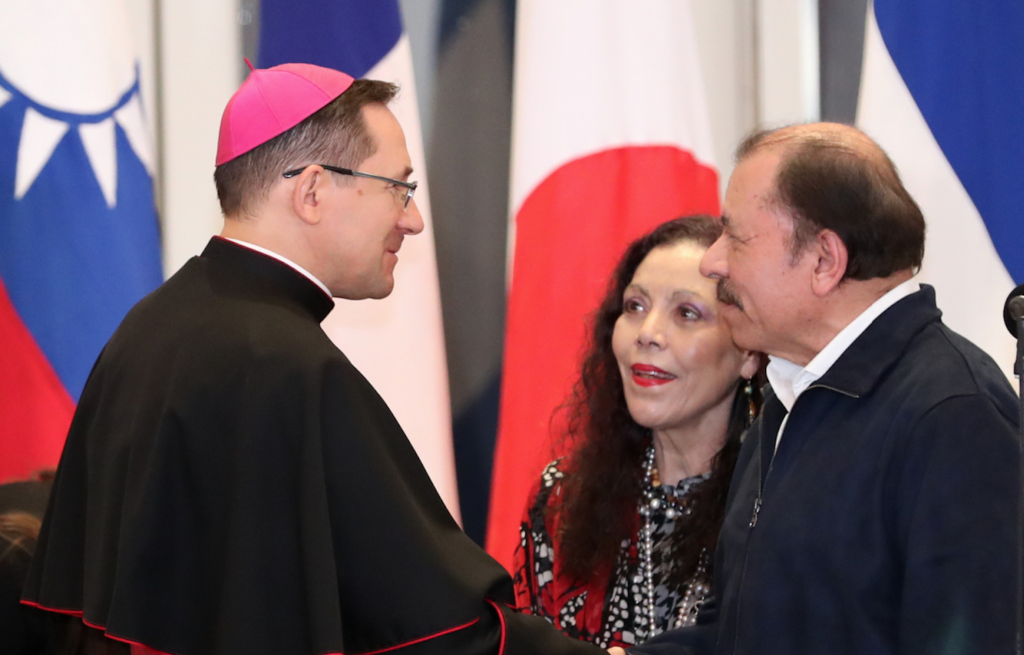El Nuncio Apostólico en Nicaragua, Stanislaw Waldemar Sommertag, junto a los dictadores de Nicaragua: Daniel Ortega y Rosario Murillo. LA PRENSA/ Tomada de El 19