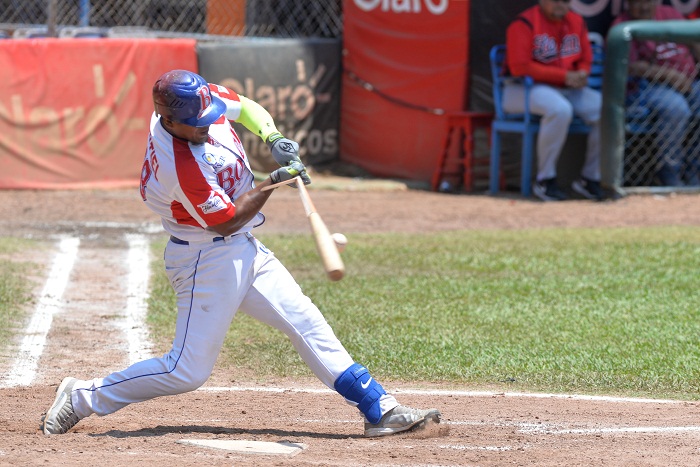 Edgard Montiel conectó su segundo jonrón del campeonato, en el triunfo del Bóer frente a la Costa Caribe este sábado en Bonanza. LA PRENSA/Jader Flores