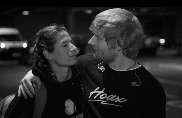 El cantante Ed Sheeran contrajo matrimonio con su amiga de infancia