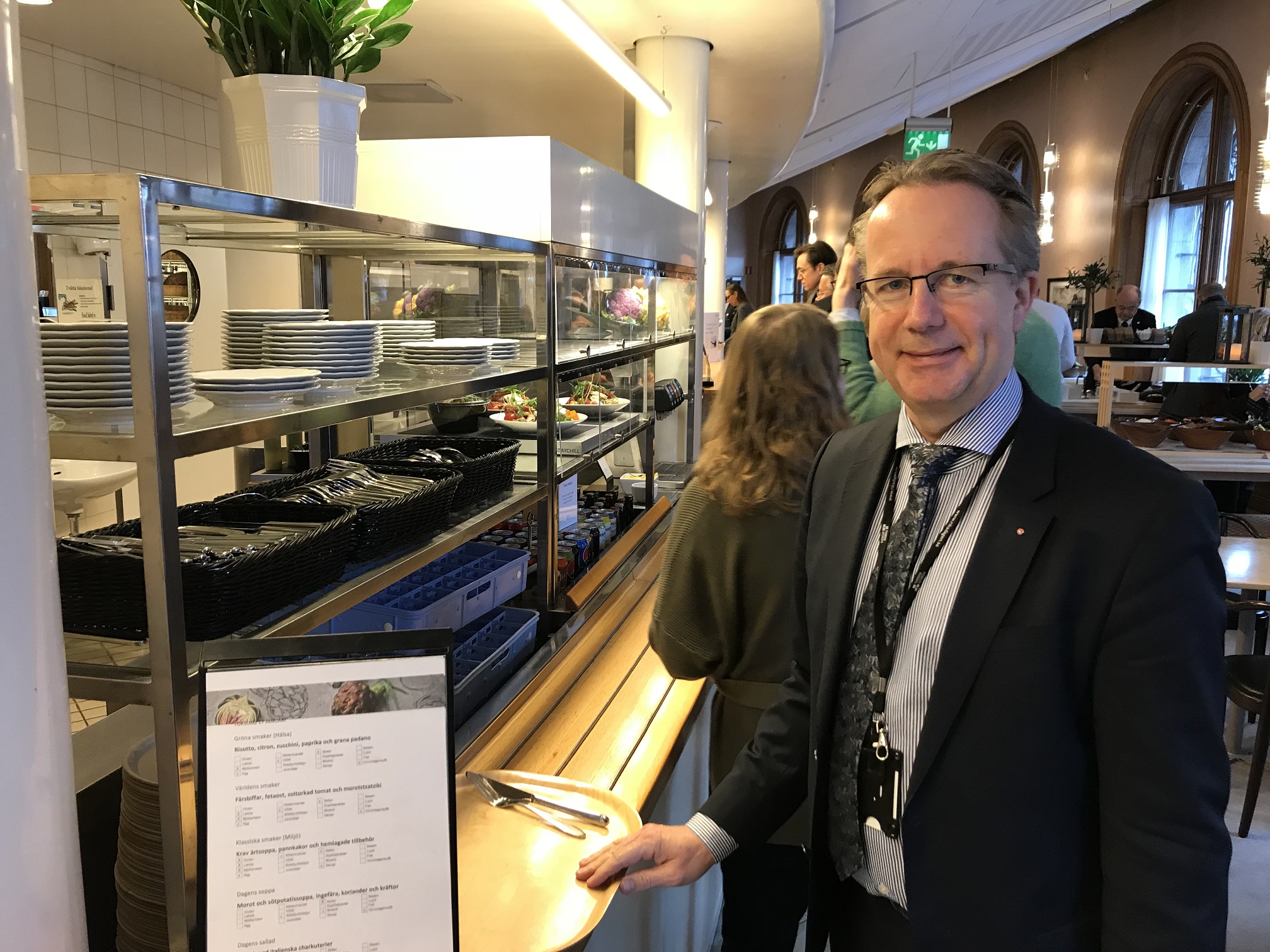 En el país escandinavo, diputados como Per-Arne Håkansson hacen cola para almorzar en la cantina. Jonas Esbjörnsson