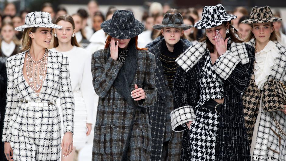 Chanel rinde emotivo homenaje a Lagerfeld en desfile en París