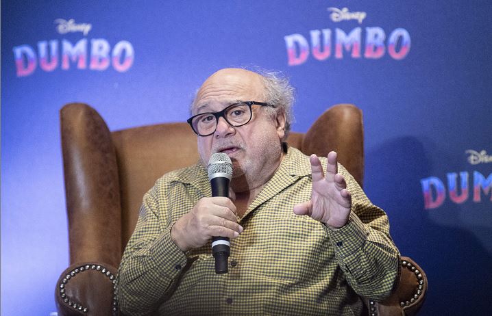 Así fue la caída del actor Danny DeVito en la presentación de «Dumbo» en México