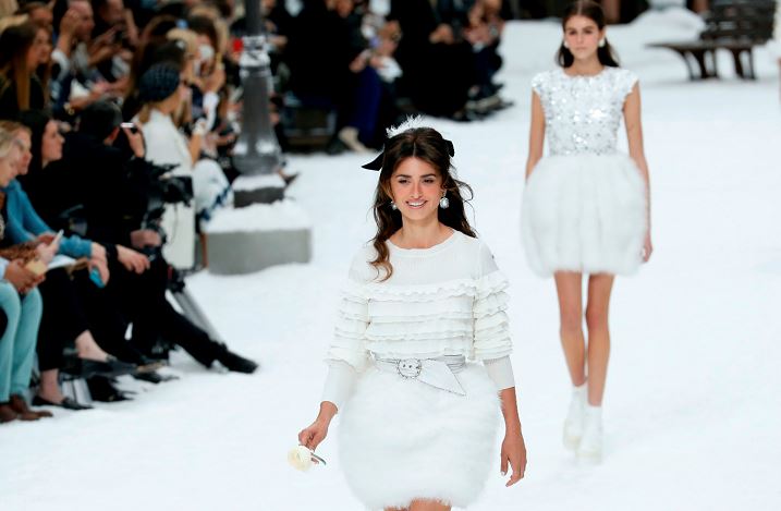 De blanco, con lazo negro y una rosa en la mano… Así desfiló Penélope Cruz en homenaje a Lagerfeld