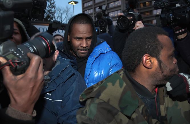 Cantante R. Kelly habla por primera vez y rechaza acusaciones de abuso sexual