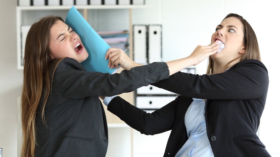 4 consejos para llevarte bien en el trabajo con alguien que no soportas