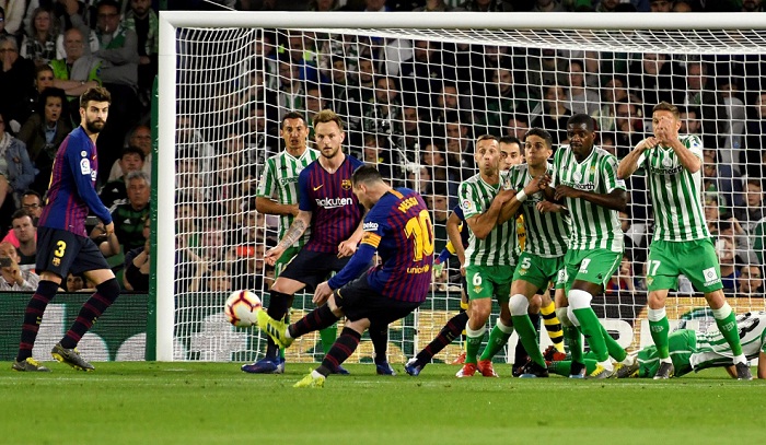Inspiración de Messi y Suárez desarma al Betis y el Barcelona se distancia
