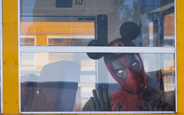 Mickey Mouse es el nuevo jefe de Deadpool, Homero Simpson y Wolverine