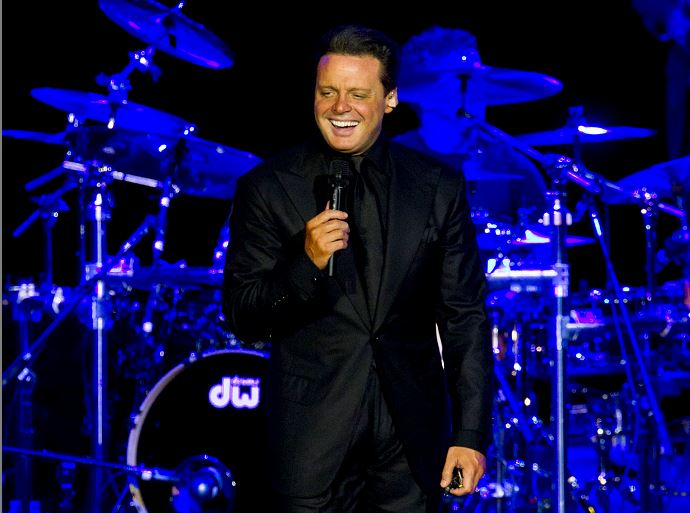 Luis Miguel lanzó micrófono a sonidista en concierto en Panamá, según medios