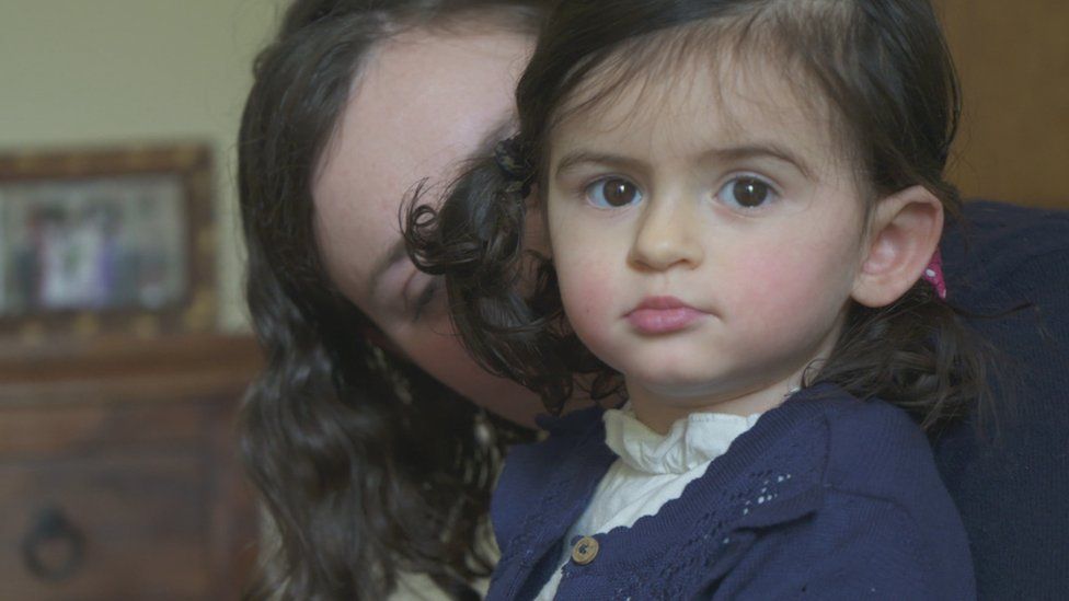 Cómo es vivir con hemiplejia alternante de la infancia: «Mi hija es como una bomba de tiempo»
