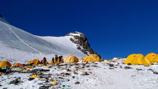 Varios restos fueron avistados en el Campamento 4 debido al terreno plano. Doma Sherpa