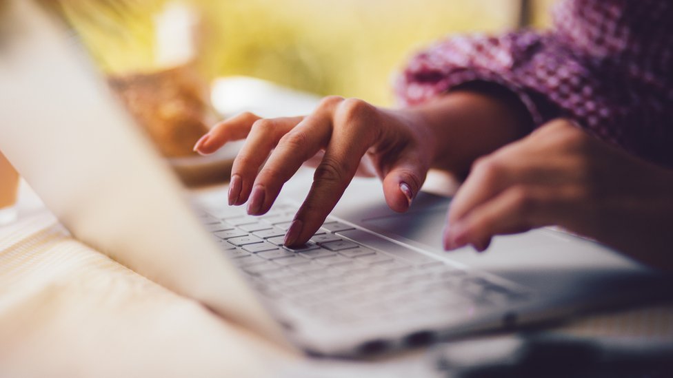Cómo eliminar toda tu información personal de tu computadora (y por qué formatear no basta)