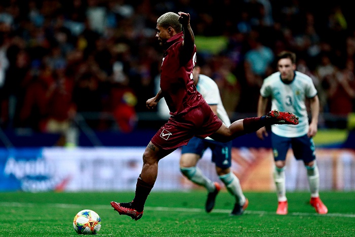 Josef Martínez anotó de penalti el tercer gol de Venezuela frente a Argentina, este viernes en un amistoso realizado en Madrid, España. LA PRENSA/AFP/BENJAMIN CREMEL