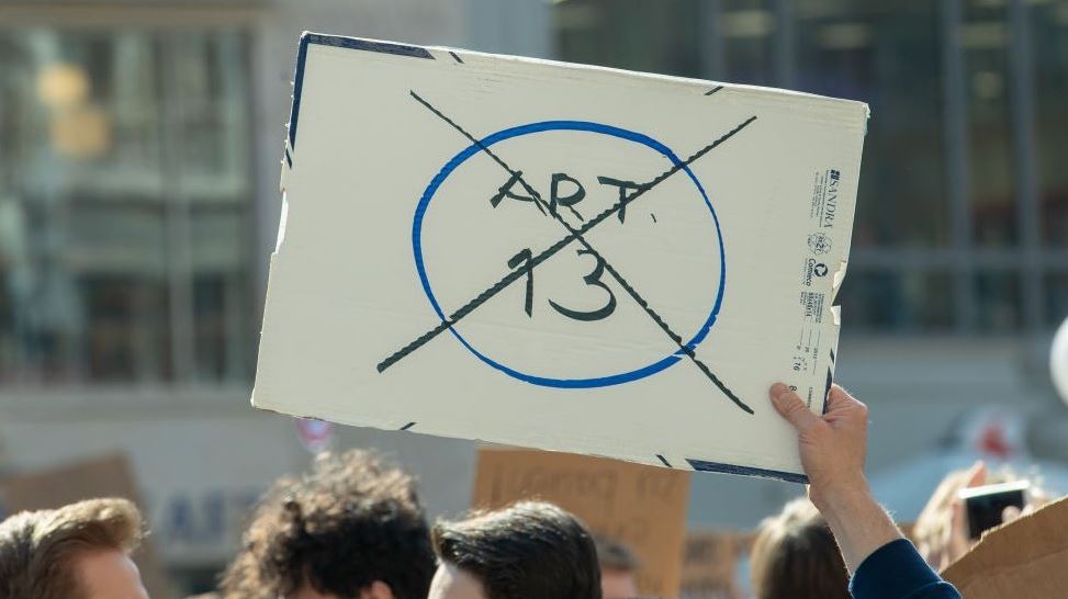 Qué es el artículo 13 y por qué su aprobación es «un gran golpe» para internet