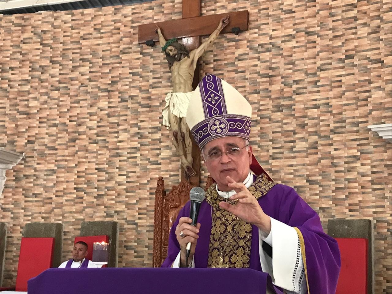 Monseñor Silvio José Báez ofició misa en la parroquia San José de Sabana Grande. LA PRENSA/ EMILIANO CHAMORRO