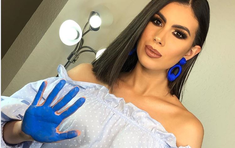 Adriana Paniagua pinta sus manos de azul por el autismo