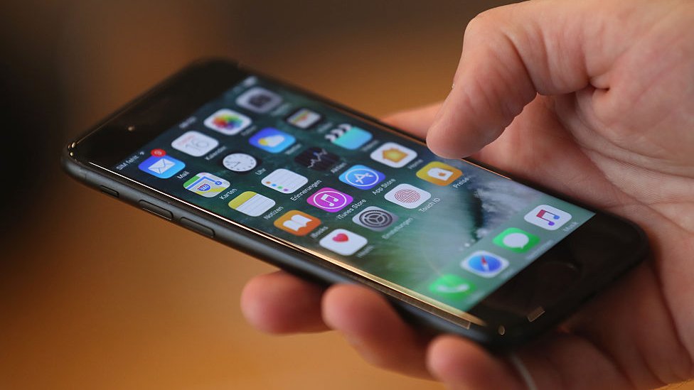 Apple: cómo dos estudiantes chinos usaron iPhones falsos para estafar US$900.000