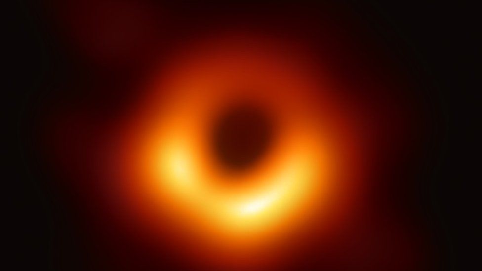 Cómo la foto del agujero negro demuestra que Einstein tenía razón: la imagen, explicada por uno de los científicos que la hizo posible
