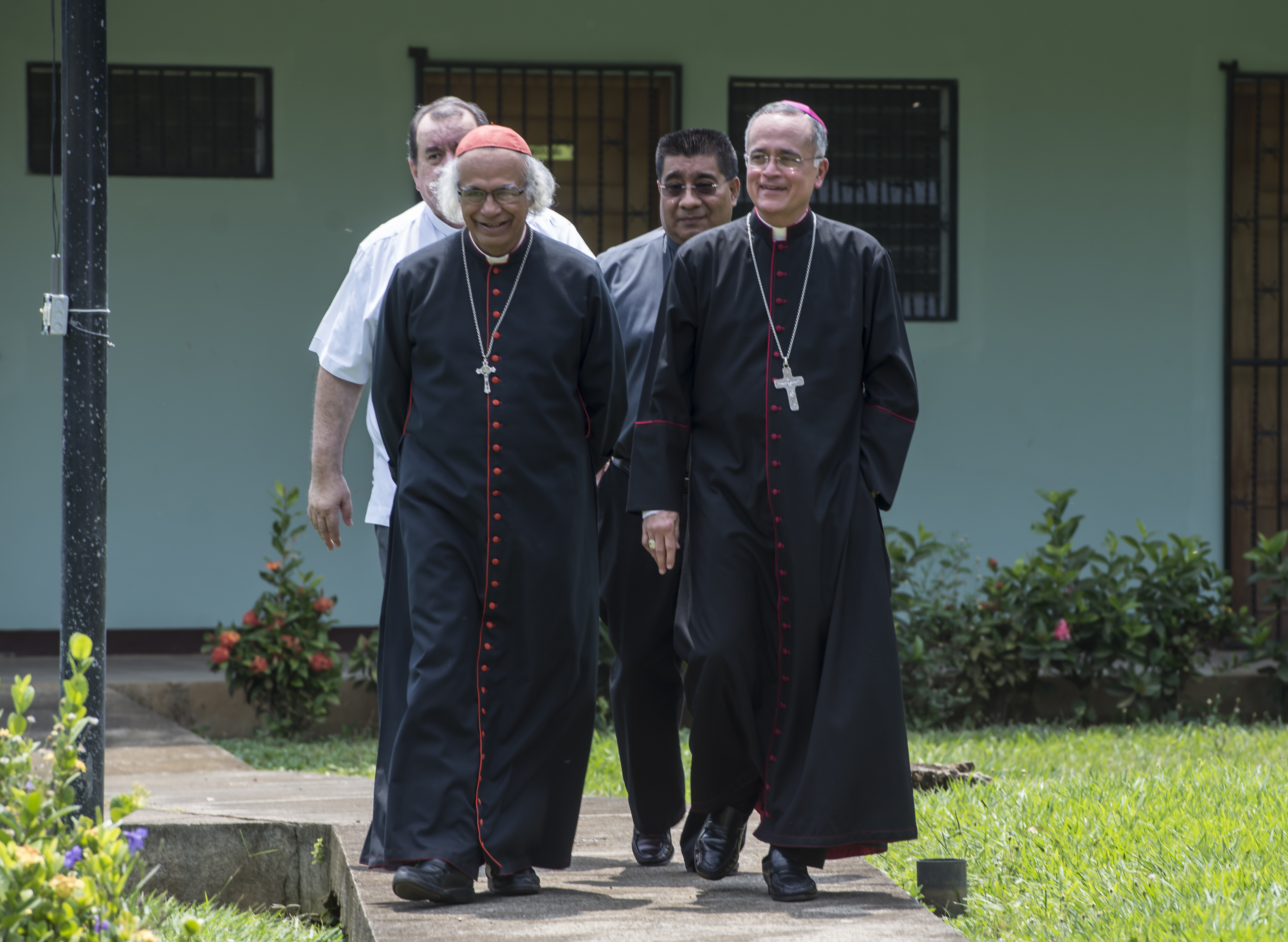 Cardenal Brenes desconoce por qué el obispo Silvio Báez está en Miami y no en Roma