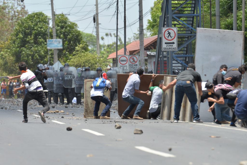 Estudiantes de la Universidad Agraria, UNA, se enfrentaron a oficiales antimotines en Managua
