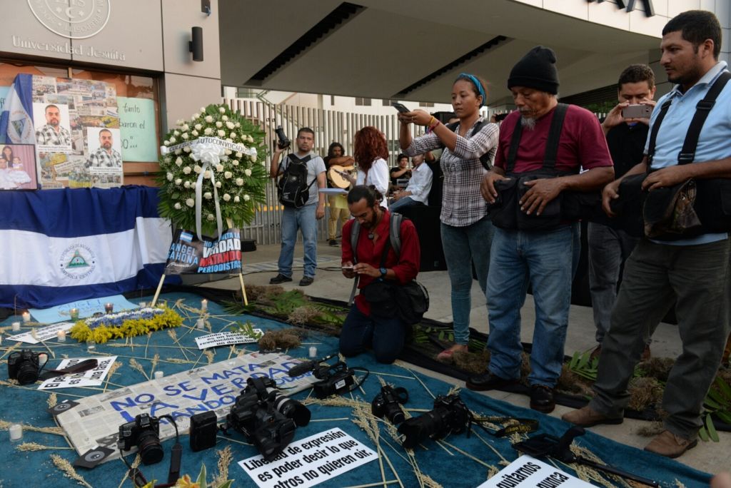 Periodistas colocaron sus equipos de trabajo como parte del homenaje que junto a jóvenes autoconvocados realizaron frente a la Universidad Centroamericana,por el periodista Ángel Gahona. FOTO: LA PRENSA/Archivo/ OSCAR NAVARRETE