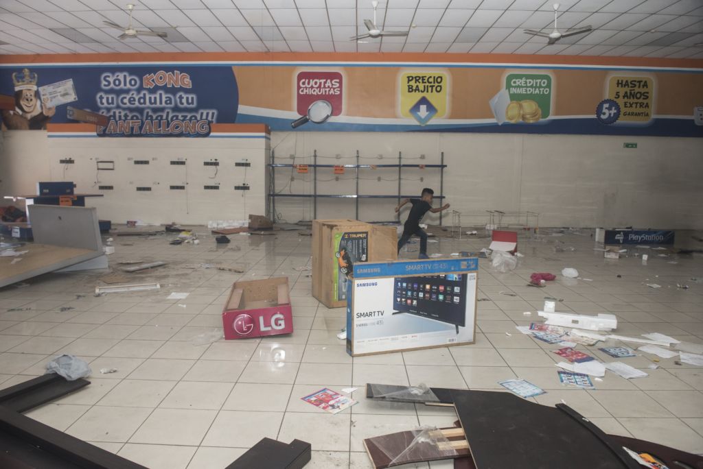 Establecimiento saqueado por la gente que se aprovechó de la situación. Foto: Jader Flores/ Archivo/ LA PRENSA