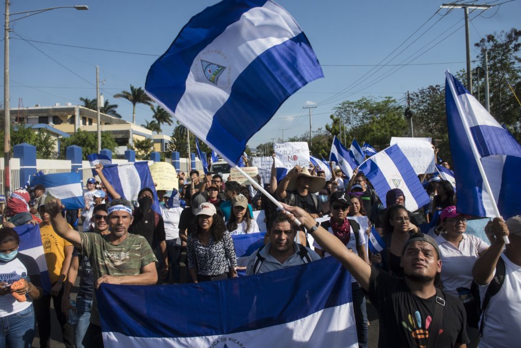 Estudiantes y población marcharon hacia Auxilio Judicial a pedir que liberen a las personas detenidas que se encuentran desaparecidas y que están en poder de la policía. Foto: Jader Flores/Archivo/ LA PRENSA