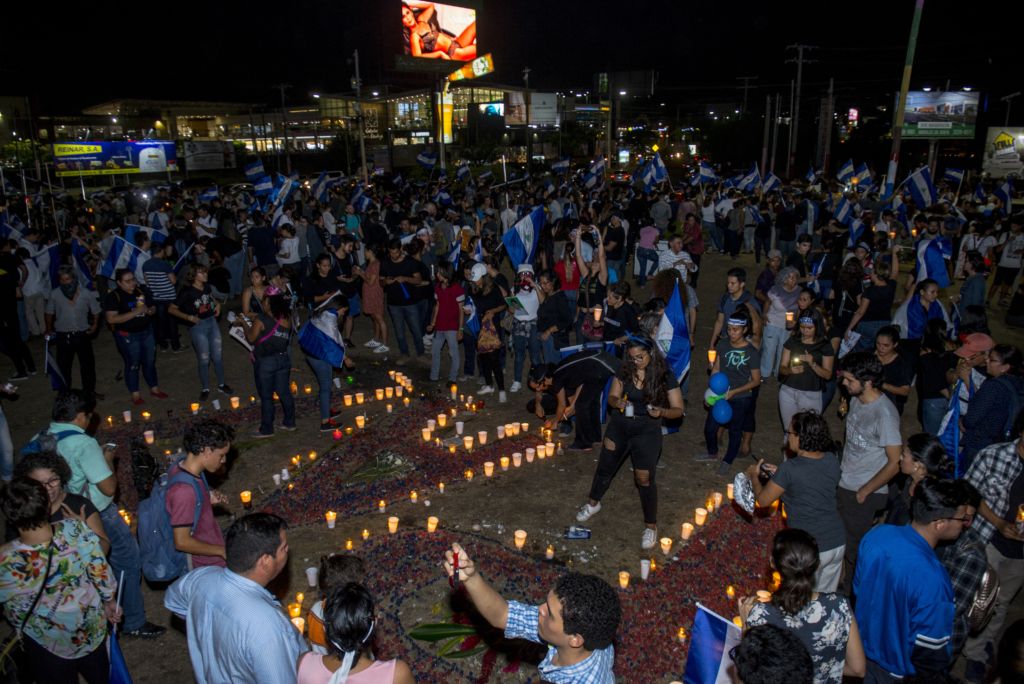 AbrilEstudiantes universitarios y sociedad civil se congregaron en la universidad UCA para caminata hacia la rotonda Jean Paul Genie para rendirle homenaje a los caídos en la lucha contra el gobierno por las violaciones a los derechos humanos.FOTO: /LA PRENSA/Archivo/ CARLOS VALLE.