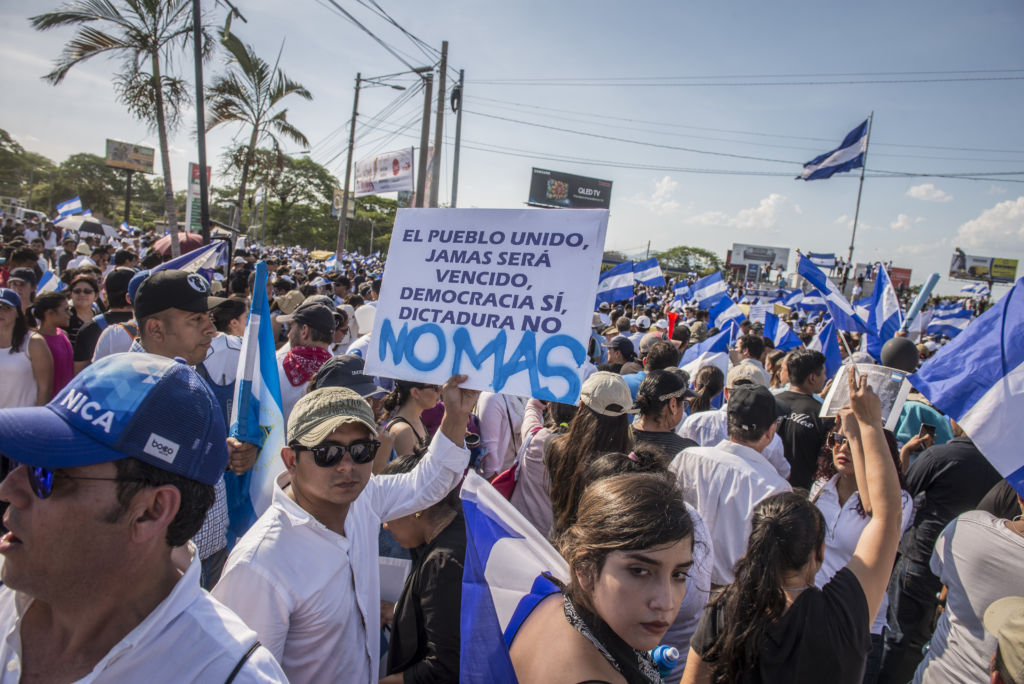 Multitudinaria marcha de la sociedad civil desde la rotonda de Metrocentro hacia la Universidad Politécnica en Managua