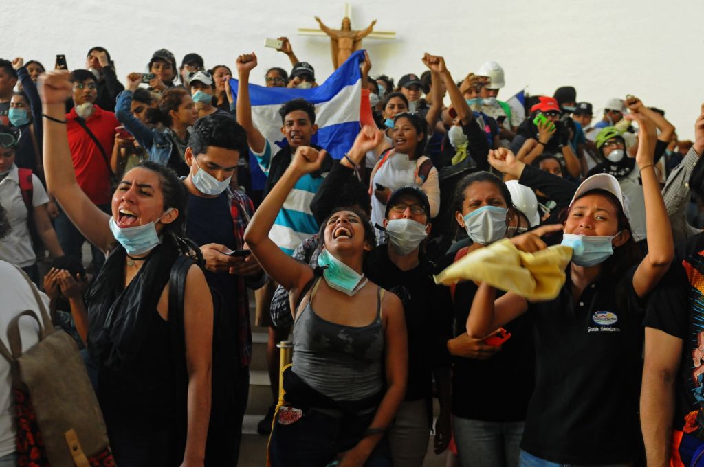 Jóvenes universitarios protestan dentro de la catedral de Managua, mientras se encuentran secuestrados por turbas sandinistas y la policía