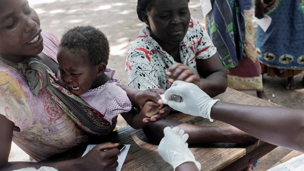 La innovadora vacuna contra la malaria infantil que lleva 30 años en desarrollo y empezará a aplicarse a gran escala