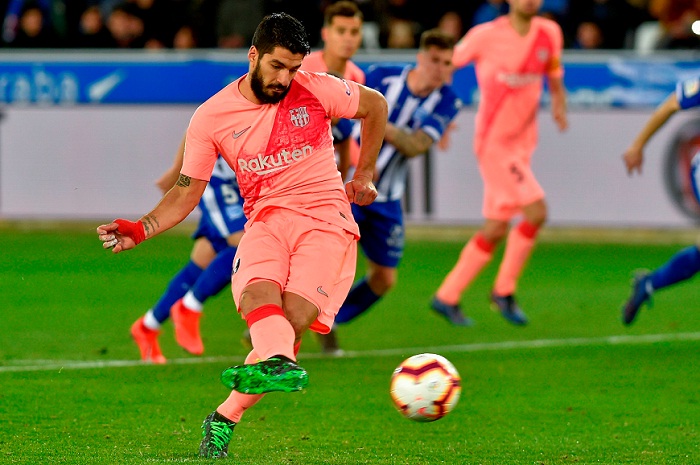 Luis Suárez anotó desde el punto de panalti el segundo del Barcelona este martes ante el Alavés, en la jornada de La Liga española. LA PRENSA/AFP / ANDER GILLENEA