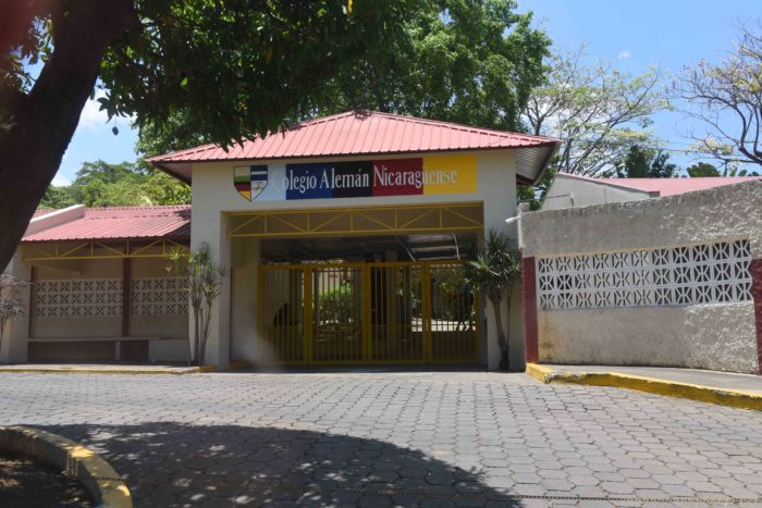 Realizan manifestaciones en el Colegio Alemán a favor y en contra de Ortega
