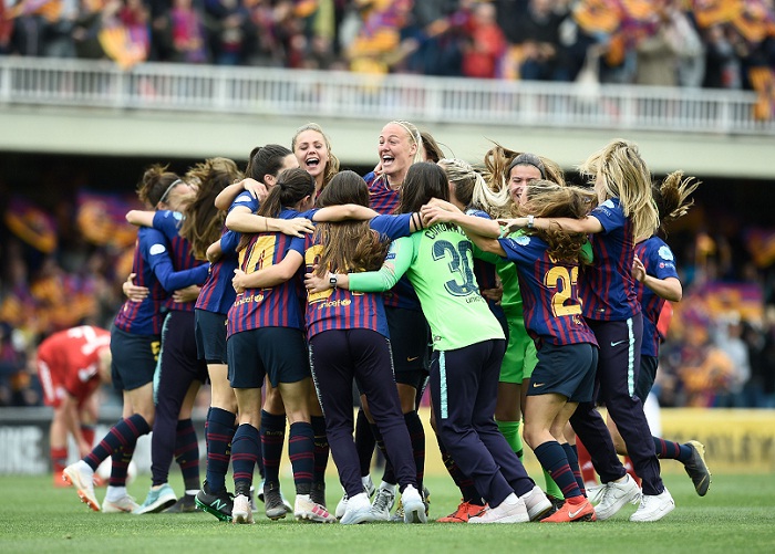 Las jugadoras del Barcelona celebran tras alcanzar la victoria frente al Bayern de Múnich, este domingo en el Mini Estadi de Barcelona. LA PRENSA/AFP / Josep LAGO