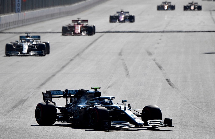 Valtteri Bottas por delante de los demás pilotos, este domingo en el GP de Azerbaiyán. LA PRENS/AFP / Alexander NEMENOV