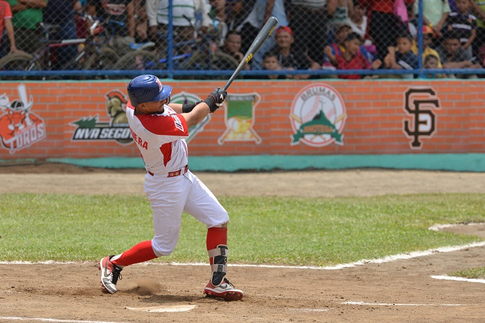 Bismarck Rivera llegó a 26 partidos consecutivos dando de hit, en el triunfo del Bóer sobre el San Fernando este domingo en Tipitapa. LA PRENSA/JADER FLORES