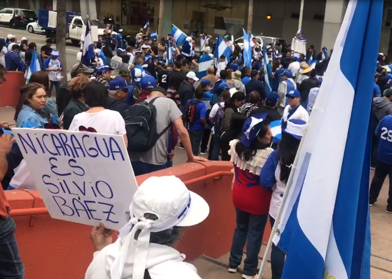 Nicaragüenses se manifiestan en contra de la dictadura orteguista en Los Ángeles, California