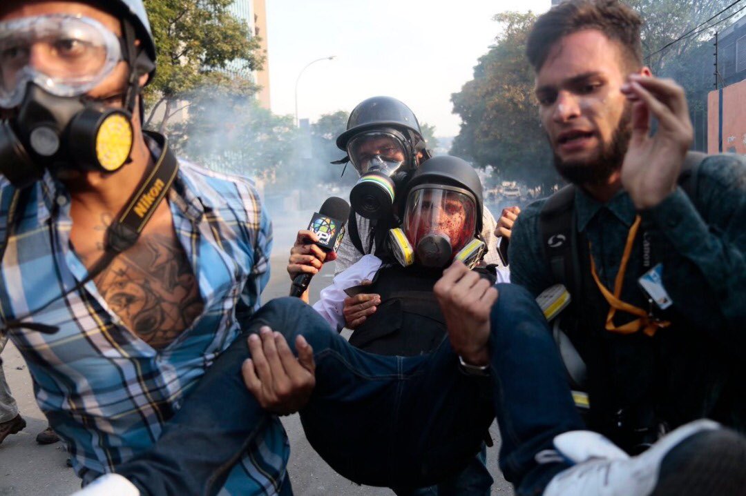Este es el momento cuando un periodista venezolano es herido de gravedad