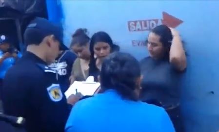 Policías intimidan y agreden a jóvenes que protestaban en Matagalpa