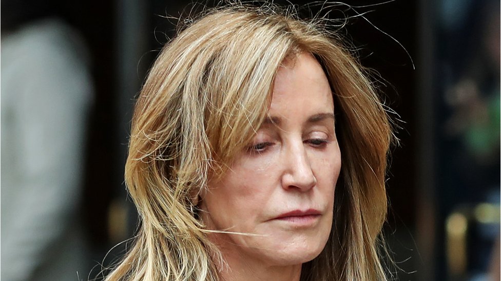 La actriz Felicity Huffman se declara culpable en el escándalo de fraude y sobornos para la admisión de hijos de ricos y famosos en universidades de élite en EE.UU.