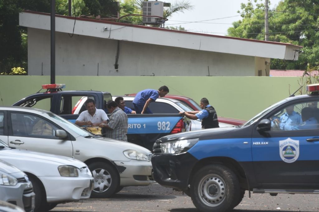 Patrullas de la policía sandinista en las afueras del Instituto de Medicina Legal.