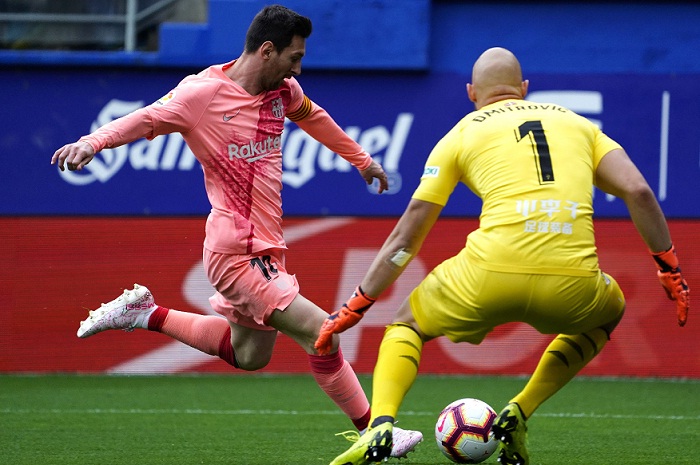 Lionel Messi anotó par de goles este domingo ante el Eibar, para finalizar como líder goleador de La Liga española y en espera de ser confirmado máximo anotador de todas las ligas europeas. LA PRENSA/AFP / STRINGER