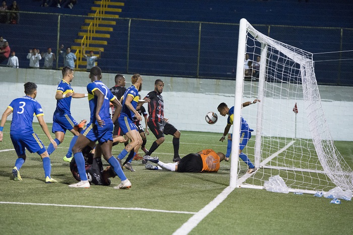 El portero Justo Lorente y el defensor Erick Mendoza evitaron el gol que hubiese eliminado al Managua FC. LA PRENSA/URIEL MOLINA
