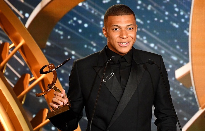 Kylian Mbappé recibió el domingo el premio al mejor jugador del futbol francés. LA PRENSA/AFP / FRANCK FIFE