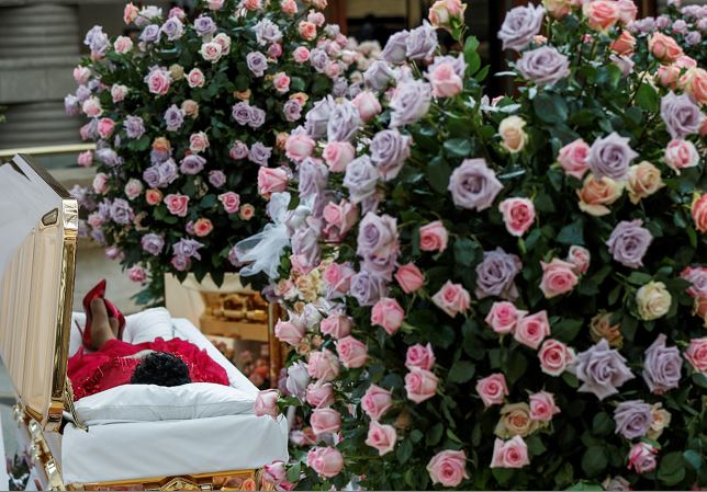 Hallan supuestos testamentos escritos a mano en la casa de Aretha Franklin