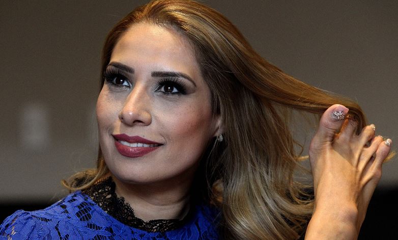 La historia de la diseñadora que nació sin brazos y logró superar su discapacidad con estilo