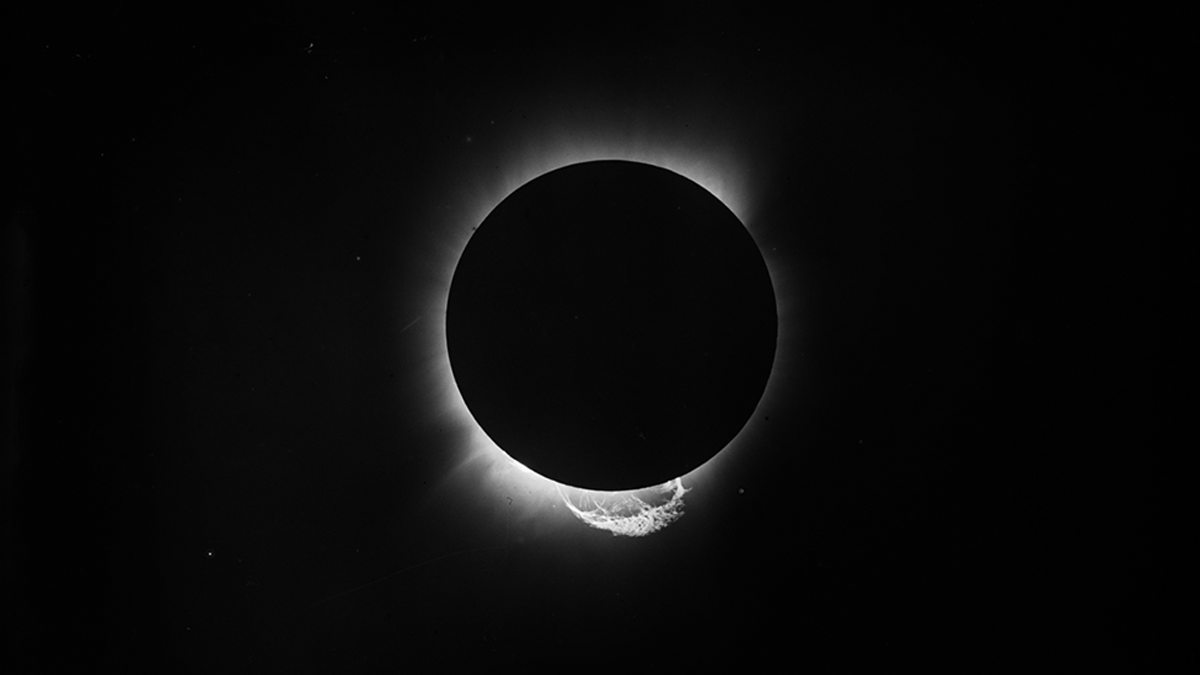 Teoría de la relatividad de Einstein: el eclipse hace 100 años que confirmó «el pensamiento más feliz» del célebre científico alemán