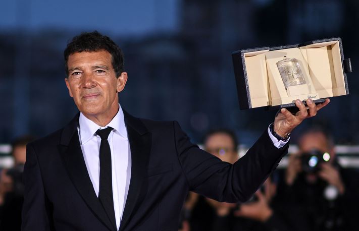 Antonio Banderas premiado en Cannes, como alter ego de Almodóvar
