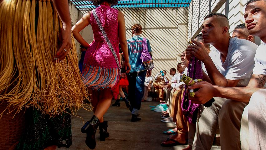 Desfile en la cárcel: presos presentan sus creaciones de croché