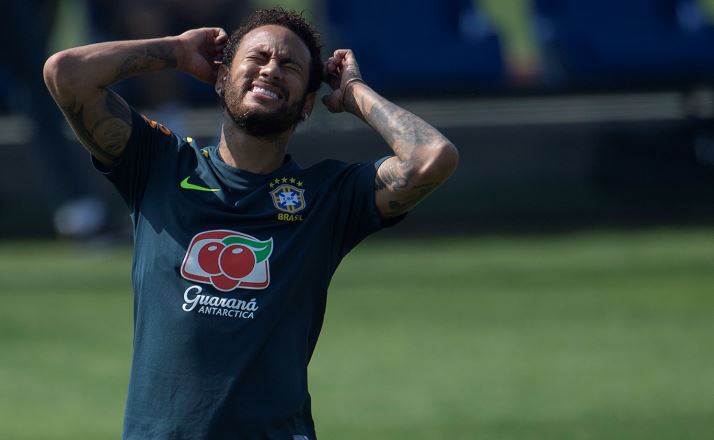 Mujer acusa de violación a Neymar y él se defiende publicando fotos de ella en ropa interior